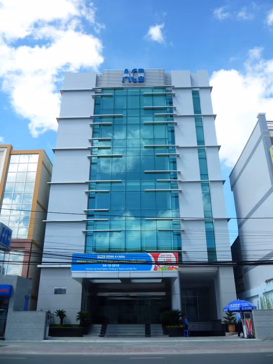 Ngân hàng TMCP Á Châu (ACB) vừa công bố báo cáo tài chính hợp nhất quý 1/2014. Theo đó, tại ngày 31/3, ngân hàng có tổng tài sản 173.390 tỷ đồng, tăng gần 6.800 tỷ đồng so với cuối 2013. Huy động vốn khách hàng đạt 144.409 tỷ đồng, dư nợ cho vay khách hàng 106.910 tỷ đồng.