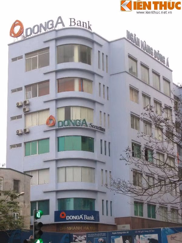 Trụ sở Ngân hàng TMCP Đông Á tại Hà Nội nổi bật trên đường Nguyễn Lương Bằng (quận Đống Đa).