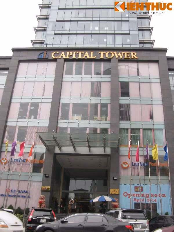 Đối diện với trụ sở Vietinbank là trụ sở Ngân hàng TMCP Dầu khí toàn cầu (GP Bank) nằm ở số 109 Trần Hưng Đạo, đặt tại tòa nhà Capital Tower - tòa văn phòng hạng A với những trang thiết bị hiện đại nhất.