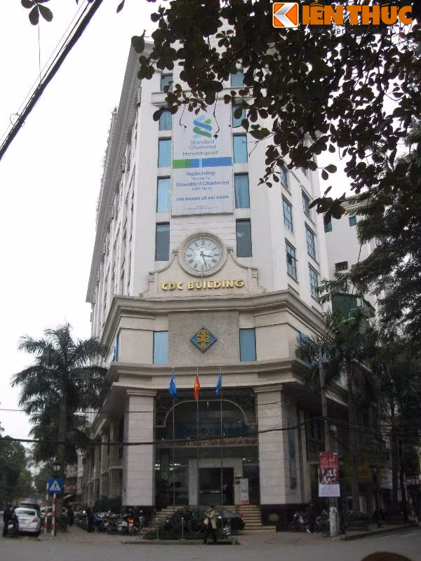 Chi nhánh Hà Nội của Ngân hàng TMCP Sài Gòn Thương Tín (Sacombank) hoành tráng tại số 193 Bà Triệu, tòa nhà CDC Building.