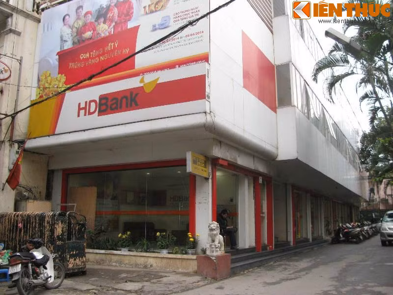 Trụ sở Ngân hàng TMCP Phát triển Nhà TP HCM (HD Bank) nổi bật tại số 8B Lê Trực (quận Đống Đa).