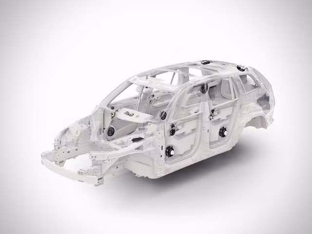 Lưới tản nhiệt của Volvo XC90 mới cũng lớn hơn so với thế hệ XC90 hiện tại, mui xe cũng được hãng xe Thụy Điển của Volvo chăm chút kỹ lưỡng hơn với thiết kế kiểu điêu khắc.