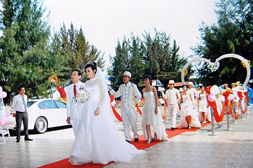 Đám cưới rình rang với sính lễ hàng tỷ đồng khiến dư luận được phen choáng về độ giàu có và sự chịu chi để cưới vợ trẻ của ông Lê Ân.