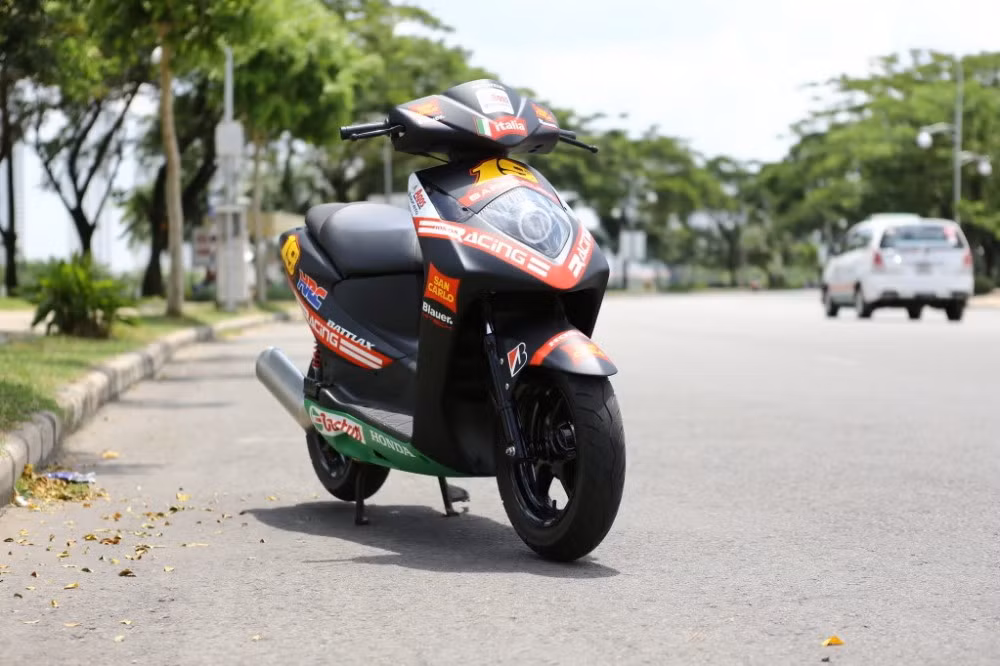  Honda Dylan của một dân chơi Sài Gòn được độ lại theo phong cách tem đấu San Carlo Barracuda, cùng màu sơn đen nhám toàn thân, khiến chiếc xe trở nên ngầu và độc đáo hơn.