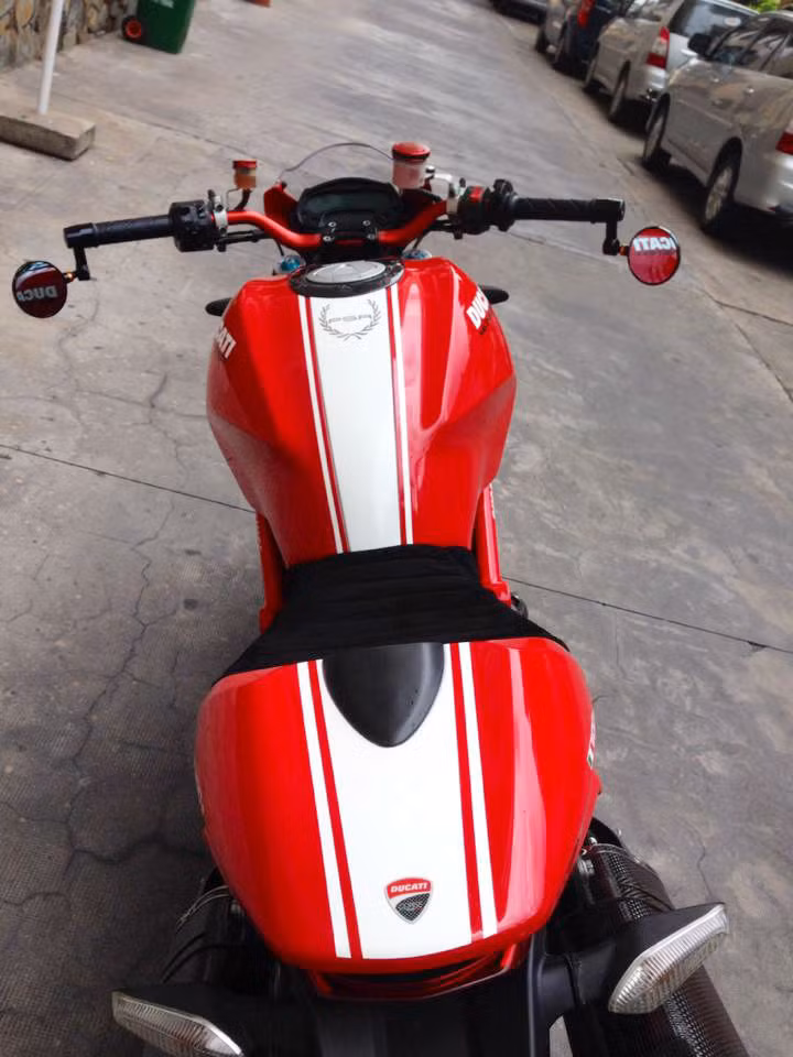 Xe đeo cặp kính gù tròn Rizoma.