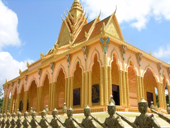 Chùa Phnô-đung cũng là ngôi chùa cổ tại huyện Trà Cú, nơi ông Trầm Bê bỏ 7,5 tỷ trùng tu lại. Chùa tọa lạc ở ấp Cây Da, xã Đại An cách TP Trà Vinh khoảng 49 km về hướng Đông Nam. Chùa Phnô-đung còn gọi là chùa Giồng Lớn do ngôi chùa được xây dựng trên một con giồng rộng và nơi đây có nhiều chim cò trú ngụ nên mọi người còn quen gọi là Chùa Cò.