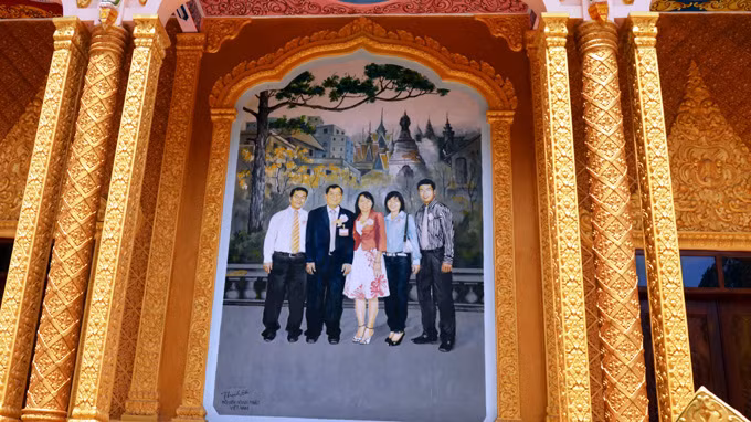 Tranh vẽ gia đình ông Trầm Bê tại chùa Ba Sát (huyện Trà Cú, Trà Vinh). Chùa Ba Sát là ngôi chùa cổ, được đại gia Trầm Bê bỏ 6 tỷ trùng tu, xây dựng lại.