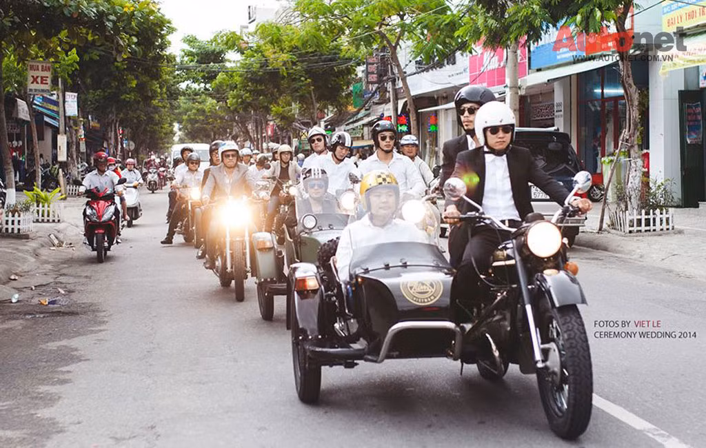 Đoàn rước dâu trước khi có mặt tại nhà gái cũng có buổi diễu hành nho nhỏ qua một số tuyến phố và đi đến đâu cũng đều theo trật tự, đúng tốc độ, không vi phạm luật giao thông.