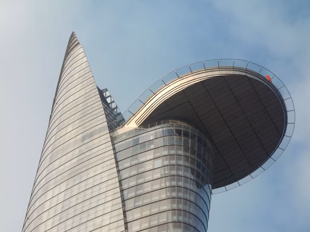 Bãi đáp trực thăng nằm ở hướng Nam của tòa tháp Bitexco Financial Tower, tại tầng thứ 52 của tòa nhà. Kết hợp với hình khối của tòa tháp, bãi đáp trực thăng được ví như hình ảnh búp sen đang hé nở. Bãi đáp là sự kết hợp của trên 250 tấn kết cấu thép và hơn 4.000 bulông để liên kết.