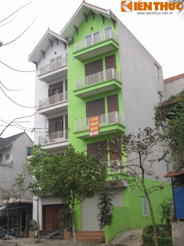 Ngôi nhà dán biển cho thuê trên đường Vệ Hồ (quận Tây Hồ) "hút" mắt với sắc xanh tươi sáng. Chủ nhà cho biết, anh rất thích màu sơn lá cây và muốn tô điểm nó cho ngôi nhà của mình, nhưng hiện tại anh không có nhu cầu ở nên muốn cho người khác thuê.