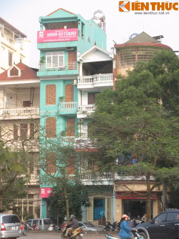 Thêm một ngôi nhà ống độc đáo với nước sơn màu xanh ngọc trên phố Hoàng Cầu (quận Đống Đa). Không chỉ mặt tiền mà 3 mặt còn lại của ngôi nhà đều được phủ sơn màu này.