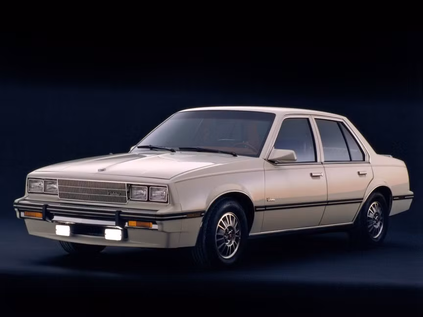 Cadillac Cimarron 1982: Những năm 1980 không phải là một khoảng thời gian tuyệt cho những nhà sản xuất ô tô Mỹ và nhất là cho chiếc Cimarron. Chiếc Cimarron có vẻ ngoài không khác gì so với chiếc Chevrolet Cavalier trừ một vài chi tiết nhỏ. Kể từ khi ra đời Cadillac Cimarron cũng không bán tốt, nó cũng đẩy việc kinh doanh của Cadillac xuống thời kỳ đen tối.