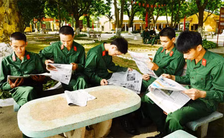 Vui chơi, đọc báo.