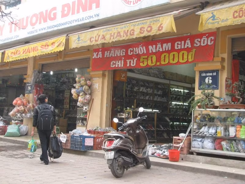 Với 50.000 đồng, khách hàng cũng có thể mua được một đôi giày Thượng Đình trên đường Nguyễn Trãi (quận Thanh Xuân, Hà Nội).