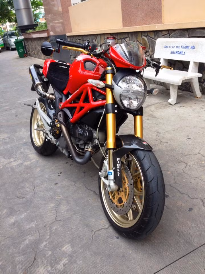 Monster 1100S sử dụng động cơ L-Twin nổi tiếng của Ducati, dung tích 1.078 phân khối, công suất 95 mã lực, mô-men xoắn cực đại 105 Nm.