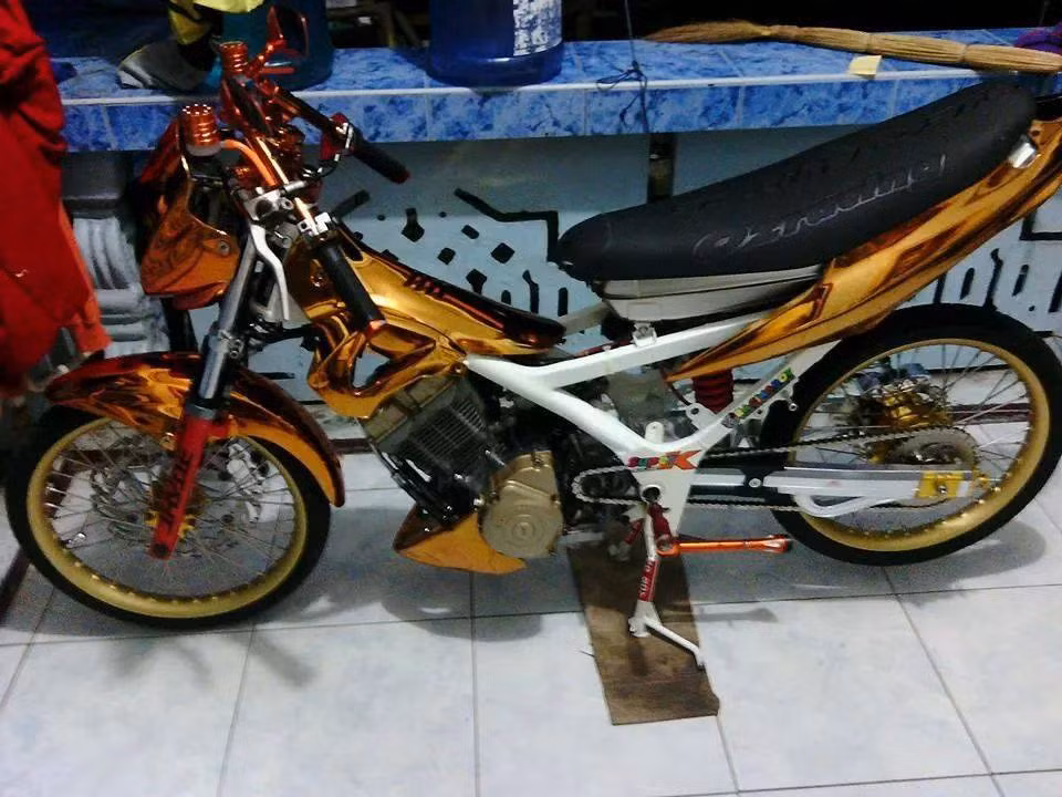 Xe đi dàn bánh căm niềng nhôm đùm nhôm vàng, dĩa bông, gắp nhôm và chân chống Racing Boy.