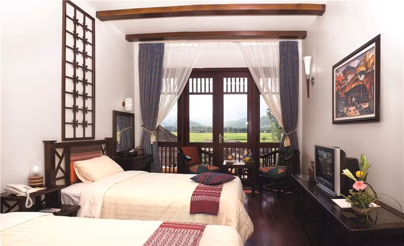 Từ cửa sổ mỗi phòng, du khách có thể ngắm nhìn phong cảnh của thung lũng, hồ nước và các triền núi hùng vĩ. Phòng VIP rộng gấp 2 lần phòng hạng sang, có thêm bồn tắm thư giãn, ti vi màn hình tinh thể lỏng siêu mỏng và mini-bar với sức chứa lớn hơn.