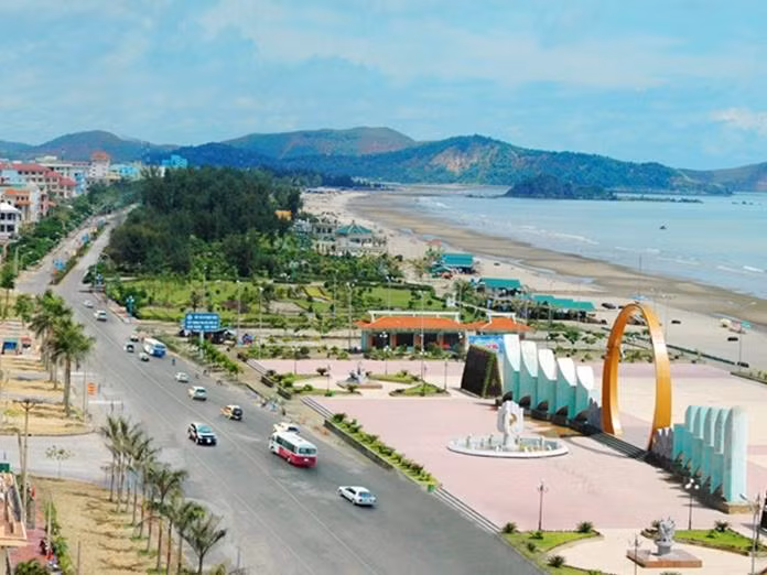 Hàng năm, vào dịp 30/4 - 1/5, người dân Cửa Lò (Nghệ An) lại tổ chức lễ hội sông nước Cửa Lò, khai trương mùa du lịch biển, thu hút hàng vạn du khách đến thăm quan và nghỉ dưỡng. Tại đây, cũng có nhiều hoạt động bên lề thu hút như: Giải quần vợt Cửa Lò mở rộng, Giải golf biển Cửa Lò mở rộng, Giải đua thuyền thúng...