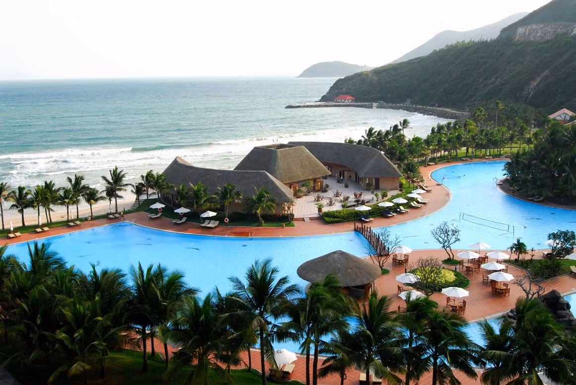 Trong khi đó, Nha Trang (Khánh Hòa) được coi là địa danh sở hữu bãi biển mỹ lệ nhất Đông Nam Á. Tại đây, khách du lịch có thể tham gia lặn biển ở Hòn Mun, đến thăm Viện Hải dương học Nha Trang, hay đến với Vinpearl Land được ví là "hòn ngọc Việt".