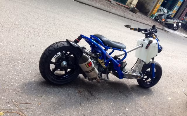 "Súng" Akrapovic.