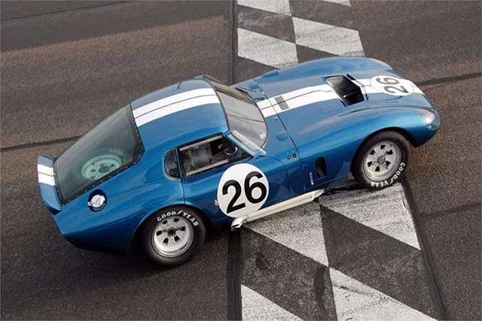 3. Shelby Daytona Cobra Coupe 1965 – 7.685.000 USD. Xuất thân là dòng xe đua đa năng, Shelby Daytona Cobra Coupe được chế tạo nhằm mục đích hạ bệ thương hiệu Ferrari trên đường đua GT Championshsip được tổ chức vào năm 1965.