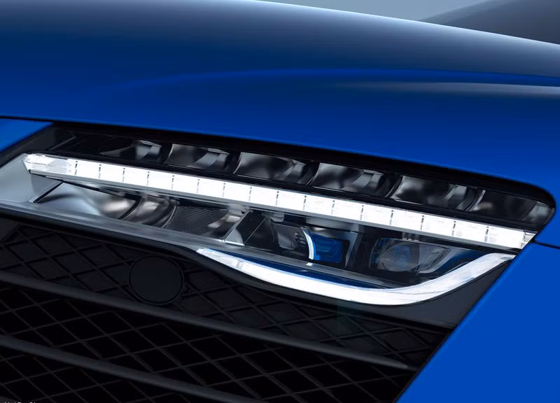 Hệ thống đèn pha Laser mới có khả năng chiếu sáng với phạm vi gấp đôi đèn pha LED. Mỗi mô đun đèn Laser bao gồm 4 đi-ốt Laser công suất cao có đường kính chỉ 300 micromet, có khả năng phát ra chùm tia Laser màu xanh với bước sóng 450 nanomet.