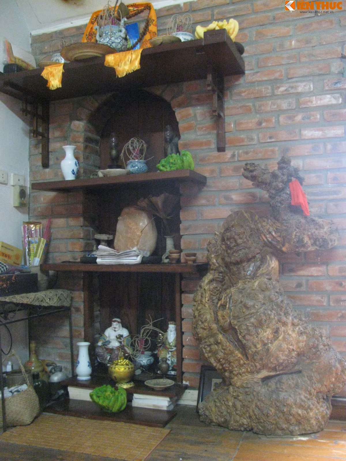 Khu vực thờ cúng cũng được xây thô nhưng rất ấn tượng. Đây cũng là nơi trưng bày rất nhiều cổ vật mà anh Thăng sưu tập được sau mỗi chuyến đi. Trong đó có một chiếc lá và một đoạn cành mà anh có được từ cây bồ đề Phật tử tu 48 ngày trong chuyến đi tới Ấn Độ.