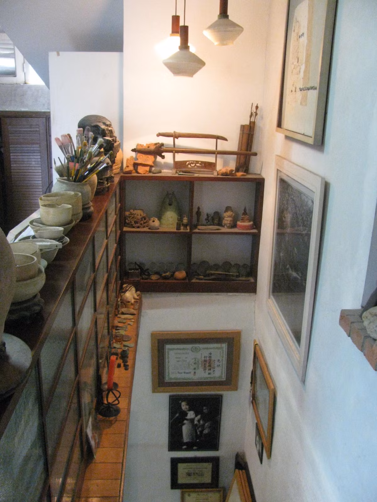 Đến giờ, căn nhà ấy vẫn tồn tại một cách rất riêng biệt giữa phố xá ồn ào: gọn gàng và đầy thi vị. Căn nhà nằm trong một con ngõ nhỏ của phố Hàng Bún (quận Ba Đình), hiện thuộc quyền sở hữu của họa sĩ theo trường phái trừu tượng nổi tiếng Việt Nam - Trần Nhật Thăng.