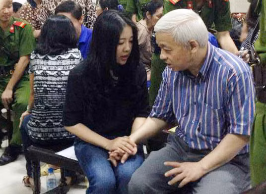 Phiên tòa xét xử sơ thẩm vụ án Nguyễn Đức Kiên (bầu Kiên) vẫn còn nóng hầm hập dư luận. Bầu Kiên bị đề nghị mức án 30 năm tù cho 4 tội danh vào ngày xét xử cuối cùng (ngày 27/5). Trong các phiên tòa này, người ta cũng chú ý tới một phụ nữ xinh đẹp, đằm thắm, đó là vợ bầu Kiên - bà Đặng Ngọc Lan.