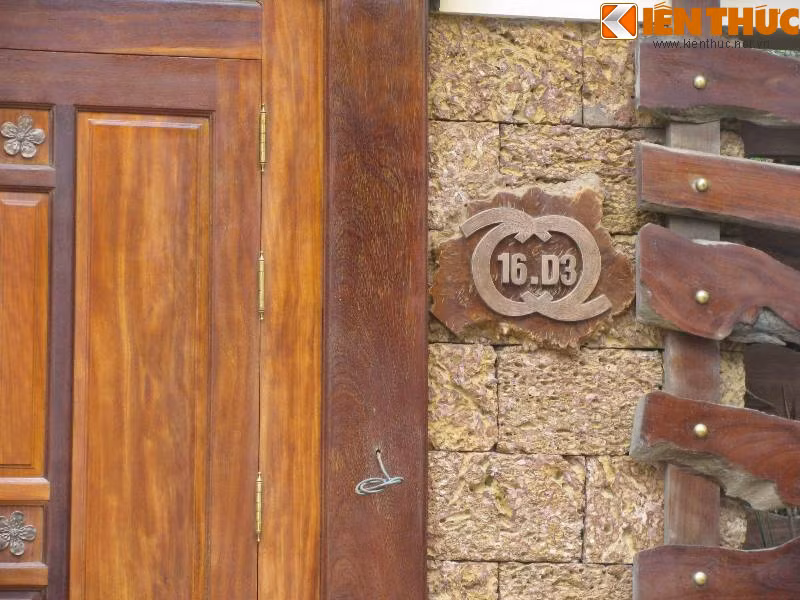 Khu biệt thự đại gia Vườn Đào (quận Tây Hồ) là nơi hội tụ của nhiều ý tưởng thiết kế nhà lạ mắt trong đó có những kiểu gắn số nhà độc đáo. Một số nhà đẹp được lồng bởi vòng nguyệt quế, gắn xinh xắn trước cổng nhà.