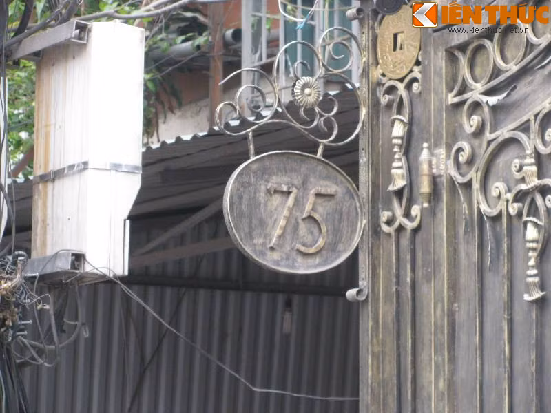 Số nhà 75 được cách điệu cá tính, mang đến sự hiện đại và đẹp mắt.