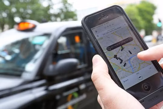 Khách hàng có thể gọi xe từ ứng dụng di động trên smartphone, theo dõi lộ trình và vị trí xe trong thời gian thực, trả nhanh phí qua thẻ tín dụng lưu trong ứng dụng và đánh giá tài xế. Mức phí cho các lộ trình thông qua Uber rẻ hơn một ít so với giá taxi và giá xe thuê.