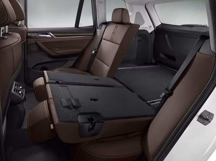 Bên trong, nội thất được bọc da tiêu chuẩn Sensatec, ốp nhôm ánh bạc dành cho bản X3 xDrive20i và ốp gỗ nâu sậm phủ bóng dành cho xDrive28i. Màn hình trung tâm 6,5” nay được thiết kế nổi bật hơn với 2 đường viền crôm cách điệu, bố trí hướng về người lái một góc 7 độ, giúp quan sát dễ dàng và thuận tiện.