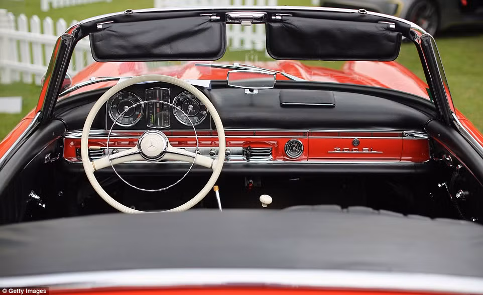 Nội thất của một chiếc Mercedes-Benz 300SL.