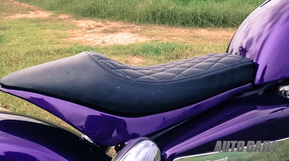 Yên xe được đặt may riêng.