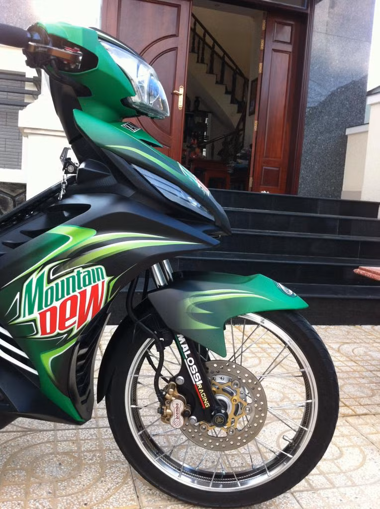 Đầu xe cá tính.