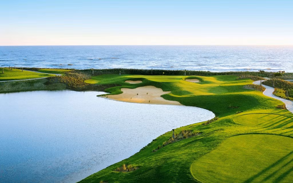 Sân golf của dự án hứa hẹn không chỉ là nằm trong số sân golf đẹp nhất Việt Nam, mà còn ở tầm khu vực và thế giới khi được thiết kế bởi Nicklaus Design - công ty thiết kế của gần 400 sân golf tại 36 quốc gia. Ảnh minh họa.