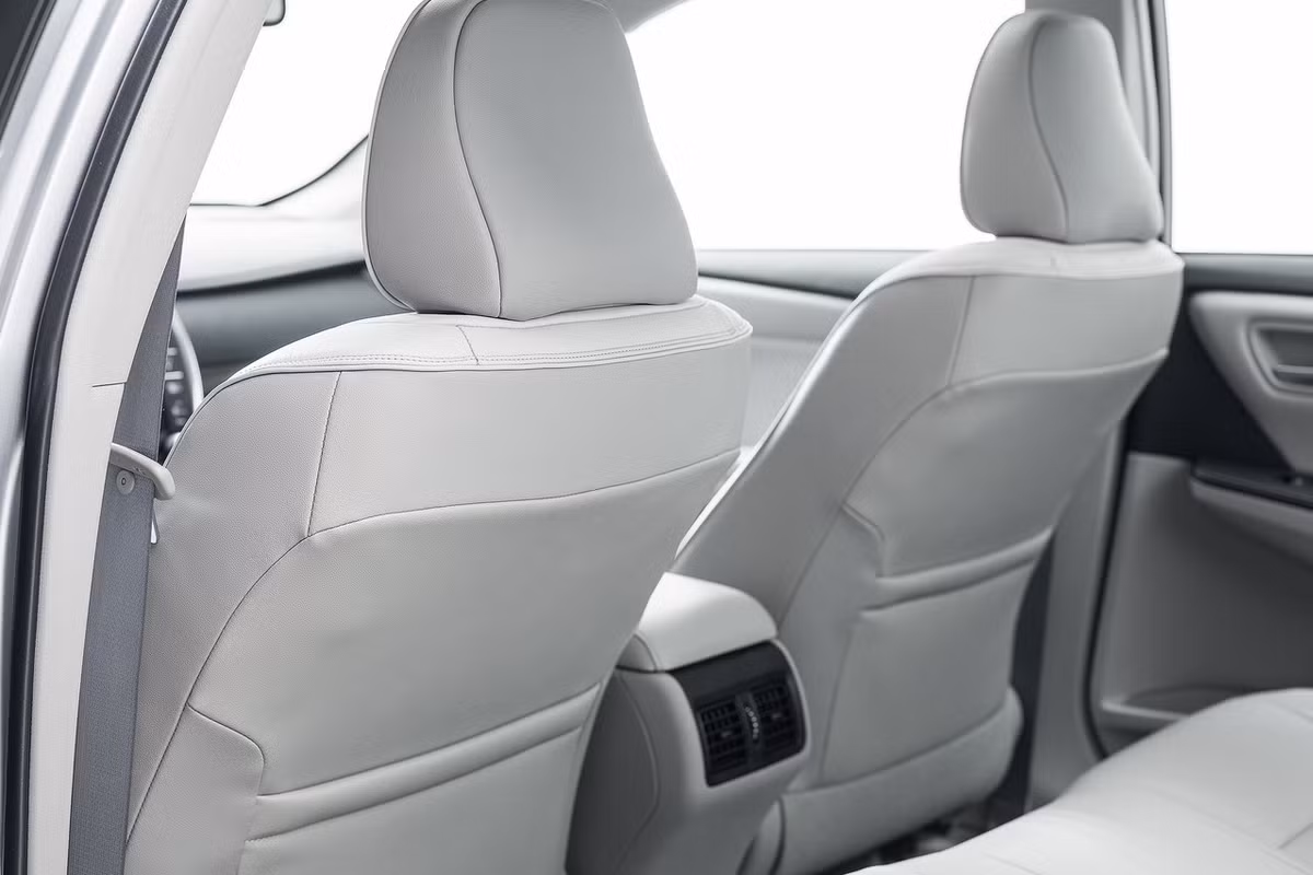 Cận cảnh phía sau hàng ghế trước của Camry 2015.