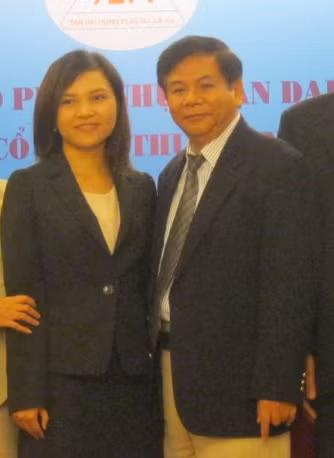 Tại Đại hội đồng cổ đông thường niên năm 2013 của Công ty cổ phần Nhựa Tân Đại Hưng, Phạm Đỗ Diễm Hương (sinh năm 1989) trúng cử vị trí Chủ tịch HĐQT kiêm Tổng giám đốc Tân Đại Hưng, sở hữu gần 1 triệu cổ phiếu. Diễm Hương là con gái ông Phạm Trung Cang (nguyên Chủ tịch Tân Đại Hưng, nguyên Phó chủ tịch Ngân hàng Eximbank). Ảnh: Hai cha con ông Phạm Trung Cang .