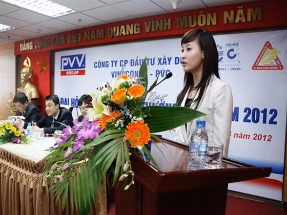 Tô Linh Hương (sinh năm 1988) giữ chức Chủ tịch HĐQT Công ty Đầu tư Xây dựng Vinaconex (PVC). Cư dân mạng trước đó được phen choáng khi những bức ảnh về nữ chủ tịch xinh đẹp này được chia sẻ trên mạng.