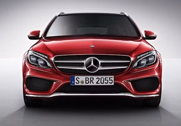 Ở đầu trước, lưới tản nhiệt của C-Class Estate AMG Line được nâng cấp bằng bộ chia gió mạ nhôm.