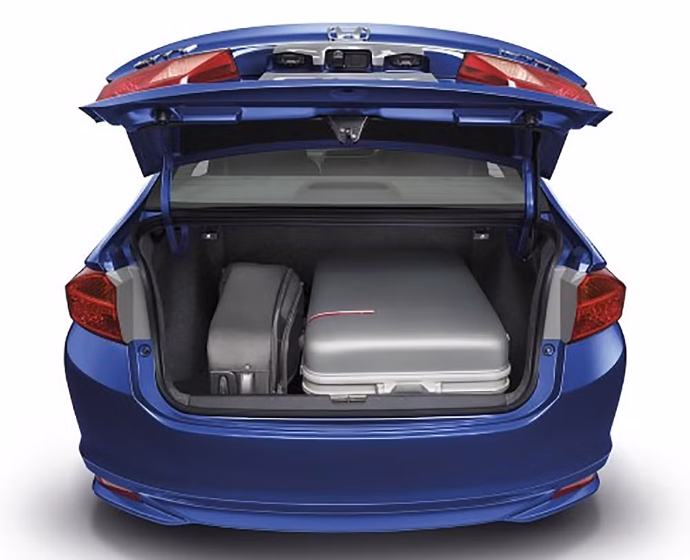 City 2014 vẫn sử dụng động cơ 1.5 lít SOHC i-VTEC được cải tiến nhẹ, kết hợp hộp số biến thiên vô cấp CVT sản sinh công suất tối đa 120 mã lực tại vòng tua 6.600 vòng/phút và mô-men xoắn cực đại 145 Nm tại vòng tua 4.600 vòng/phút. Với sức mạnh động cơ đó, City 2014 có khả năng tăng tốc từ 0-100 km/h trong 10,5 giây.