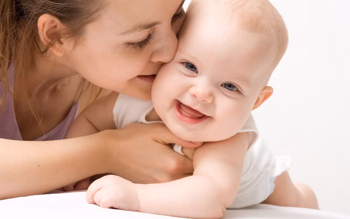 Trẻ sinh tháng 9 âm lịch: Tháng 9 âm lịch là tháng Giáp Tuất. Nguyệt chi Tuất và niên chi Ngọ hình thành bộ tam hợp Dần - Ngọ - Tuất.