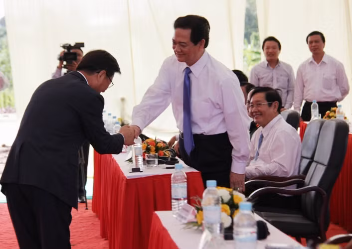Thủ tướng Nguyễn Tấn Dũng chúc mừng và cám ơn các đơn vị Tư vấn giám sát, nhà thầu xây dựng, Quỹ hợp tác phát triển kinh tế Hàn Quốc thực hiện dự án cầu Vàm Cống.