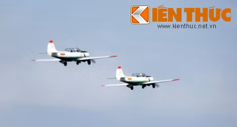Biên đội Yak-52 với 2 phi công học viên thực hiện bài bay đơn.