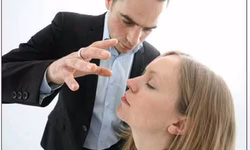 8. Thôi miên. Một chuyên gia thôi miên có thể giúp bệnh nhân đối phó với các vấn đề cả về thể chất và tâm lý, đặc biệt nó cũng giúp giảm bớt cơn đau. Các bác sĩ chuyên khoa chỉ đơn giản là nói chuyện với bạn trong một điệu nhạc nhẹ nhàng và họ hướng dẫn bạn đi vào một trạng thái thư giãn cao độ.