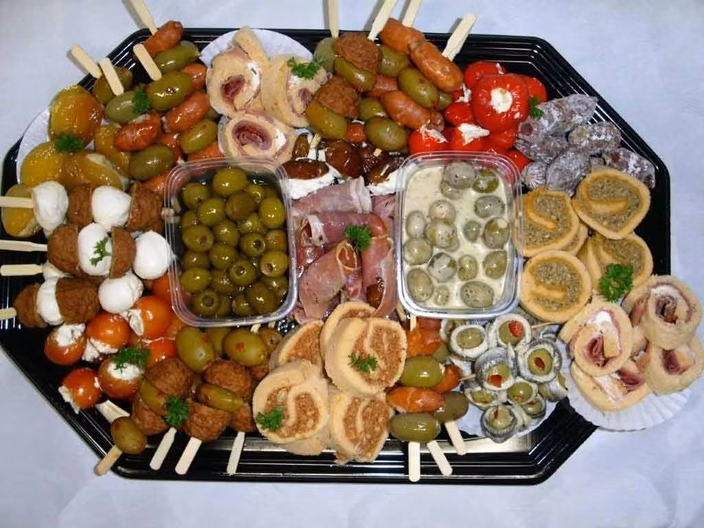 1. Tapas (các món ăn nhẹ) ở Barcelona, Tây Ban Nha. Tapas - các món ăn nhẹ của Tây Ban Nha gồm: Patatas bravas (khoai tây giầm nước sốt cà chua cay), calamares fritos (mực rán), boquerones (cá cơm), croquetas de jamon (thịt viên giăm bông), chorizo (xúc xích thịt lợn), pimientos asados (ớt xào), albondigas (viên thịt) và berenjenas gratinadas (cà tím nướng pho mát).