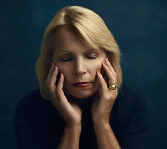 Susan Lichten, 60 tuổi, ở New York. Bà Susan phát hiện mình có nguy cơ mắc ung thư vú ở tuổi 59. Do trong gia đình có người từng mắc bệnh nên chồng bà Susan thường xuyên đưa bà đi thăm khám ở bác sĩ. Nhờ đó họ đã phát hiện nguy cơ mắc bệnh và quyết định phẫu thuật cắt ngực từ sớm. Bà Susan chia sẻ: “Sau khi tôi phẫu thuật, ông ấy (chồng bà) vẫn luôn bên cạnh chăm sóc, giúp đỡ tôi trong phòng tắm và giúp tôi mặc quần áo. Tôi không bao giờ phải lo lắng rằng ông sẽ nhìn tôi khác đi sau ca phẫu thuật".