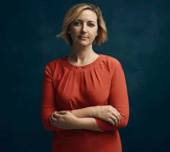 Megan Olsen, 34 tuổi, ở bang Illinois (Mỹ). "Khi 32 tuổi, tôi có một khối u ở một bên ngực và tôi quyết định đi kiểm tra nó. Tôi đã bị sốc khi biết tôi bị ung thư”, chị Megan cho hay. “Tôi đã hoàn thành điều trị khối u ở bên ngực. Nhưng sau đó, tôi lại được chẩn đoán có gen đột biến BRCA2 ở vú còn lại và có nguy cơ rất cao mắc bệnh ung thư. Sau những lần điều trị khủng khiếp, tôi đã quyết định cắt bỏ bên ngực còn lại để triệt tiêu nguy cơ bệnh ung thư tái phát. Tôi chưa bao giờ hối hận về quyết định của mình và hiện, cuộc sống của tôi đã tốt đẹp trở lại”.
