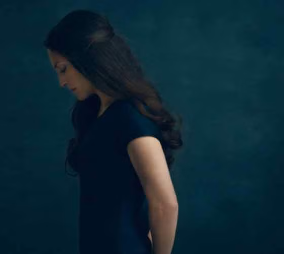 Leah Feldman, 33 tuổi, ở New Jersey. Chị đã phẫu thuật cắt bỏ tuyến vú ở tuổi 29. “Mặc dù tôi đã được chuẩn bị tinh thần trước nhưng tôi vẫn không kìm nén được cảm xúc khi nhận được kết quả mang gen đột biến BRCA1. Tôi mất vài phút để khóc với y tá và khi đó, tôi cảm thấy thật sự tồi tệ. Tuy nhiên một thời gian sau, tôi đã lấy lại được tinh thần và sống lạc quan hơn".